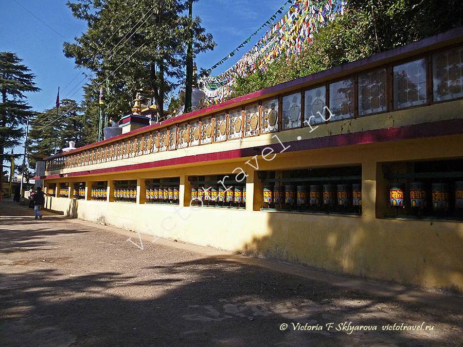 барабаны молитвы, Далай Лама Темпл, Маклеод Ганж, Дхарамсала, Индия