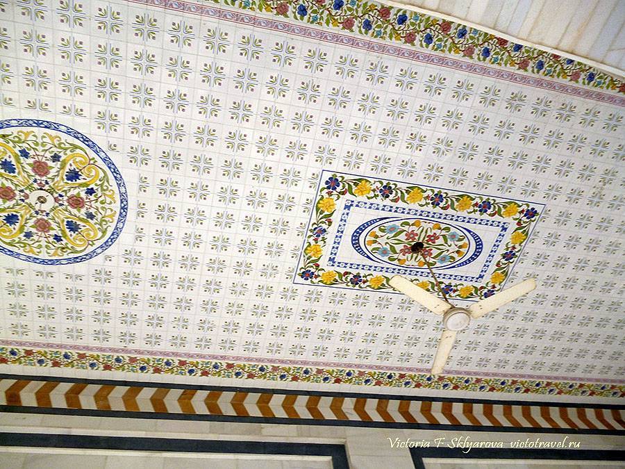 красивый потолок у входа в темпл, Пушкар, Индия