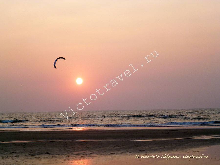 закат на пляже в Арамболь, Гоа, Индия