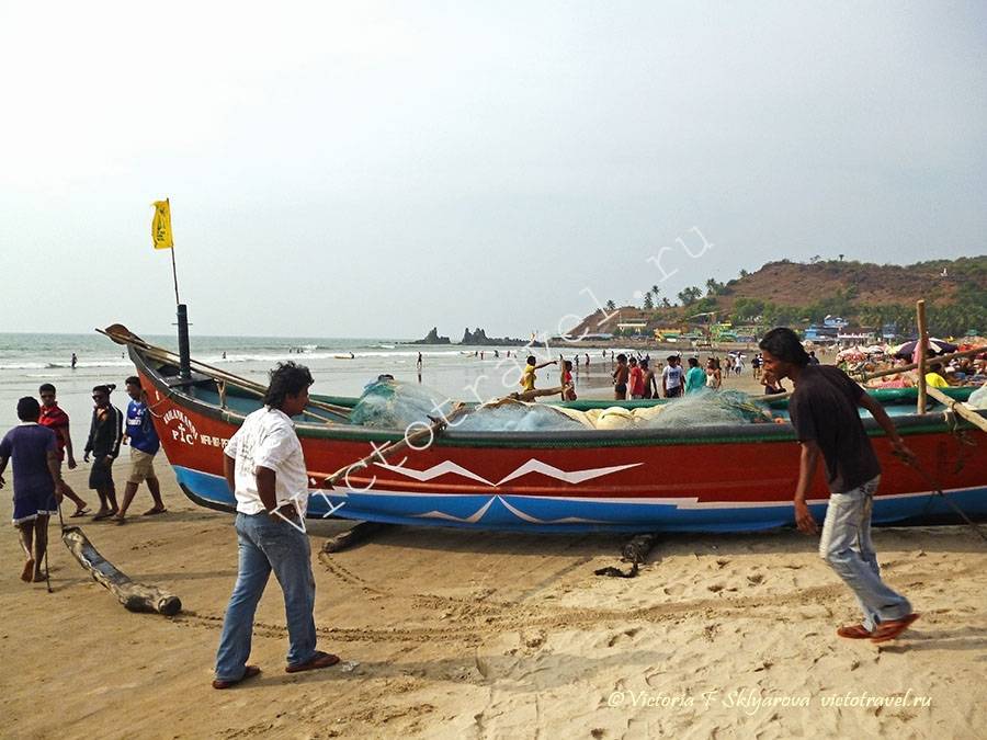 рыбацкая лодка, спуск с пляжа в море, Арамболь, Гоа, Индия