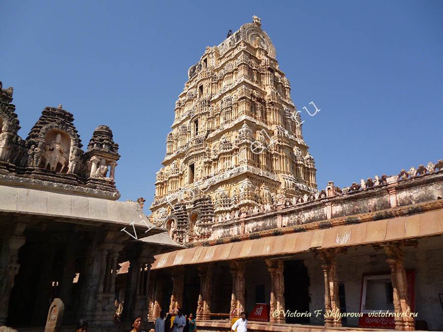 каменные колонны   Храма Вирупакши, Хампи, Индия