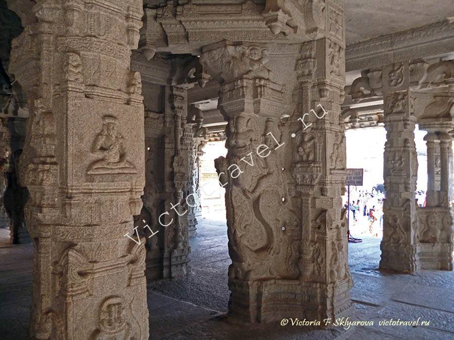 гранитные колонны в храме Вирупакши, Хампи, Индия