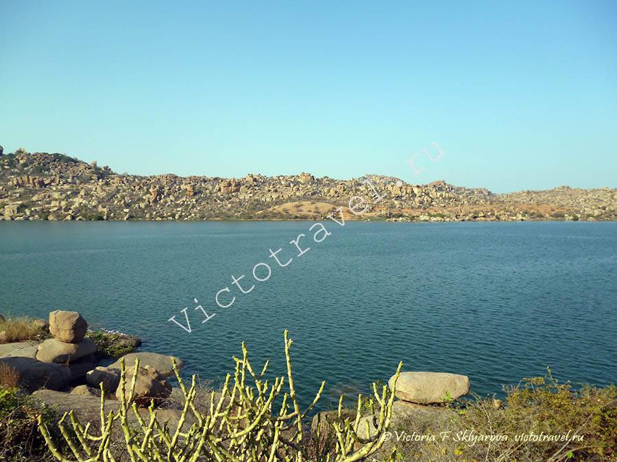 большое пресное озеро, Хампи Индия