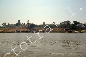 вид на Хампи с правого берега реки Тунгабхадра, Индия