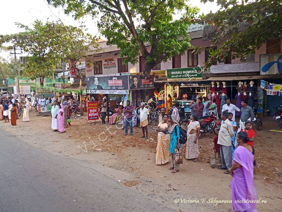 жители Кералы в ожидании фестивальной процессии