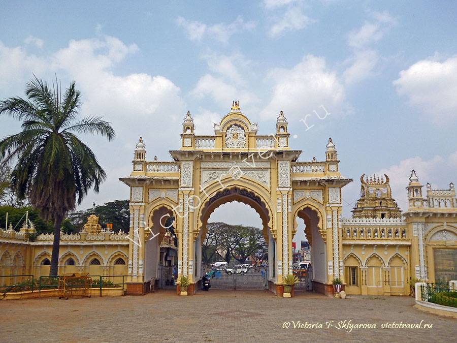 Северные ворота форта дворца Махараджи, Майсор, Индия
