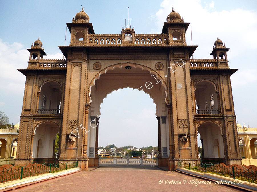 Главные ворота форта Дворца Махараджи, Майсур