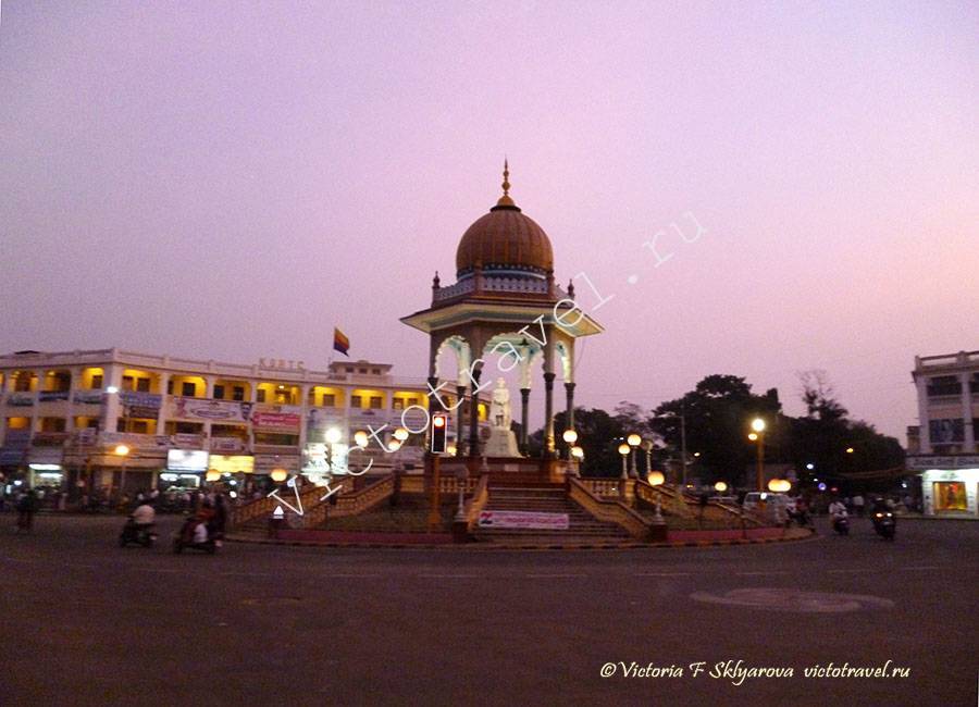 статуя раджи в центре Майсура, Индия