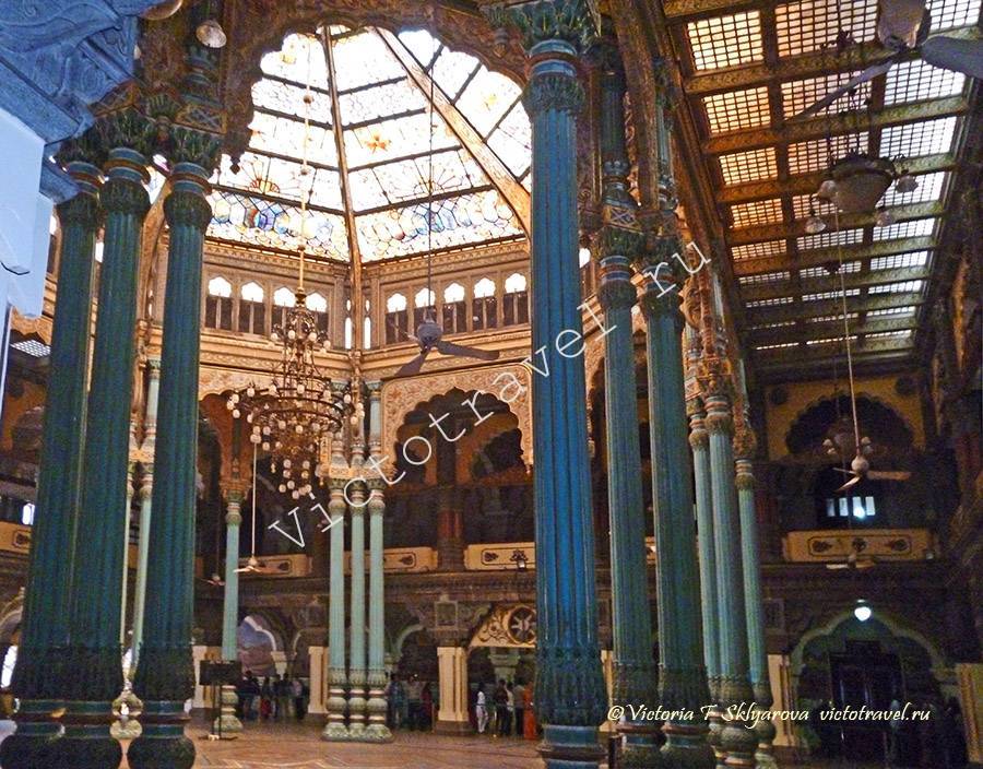 зал с колоннами во Дворце Майсура, Индия
