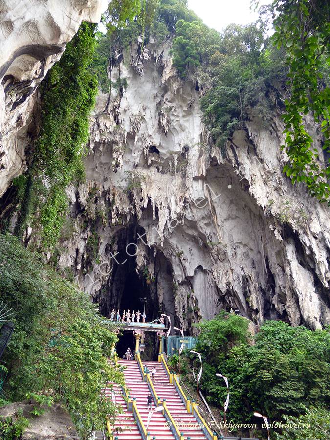 лестница и вход в Пещеру Бату, Куала Лумпур, Малайзия