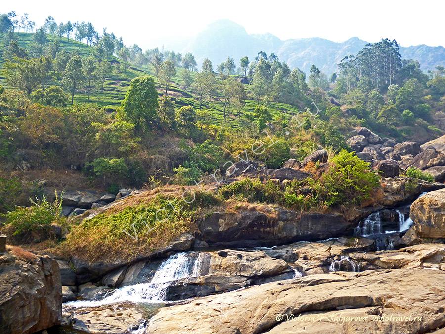 водопад возле чайных плантаций, Муннар Индия