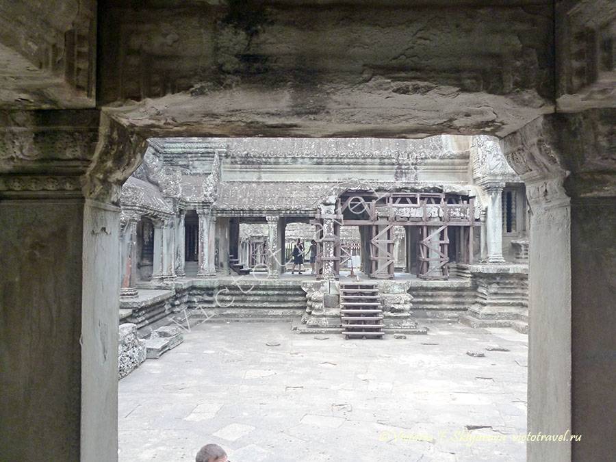 двор в храме Ангкор Ват, Камбоджа