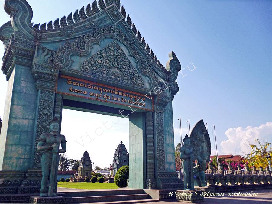 красивая арка в городе Сием Рип, Камбоджа