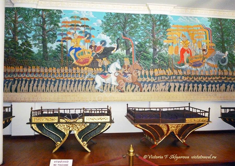 роспись и экспонаты в музее, Пномпень, Камбоджа