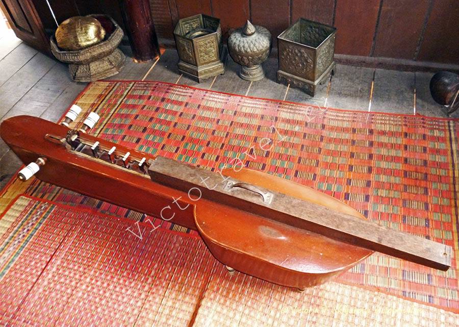 музыкальный инструмент в музее, Пномпень, Камбоджа