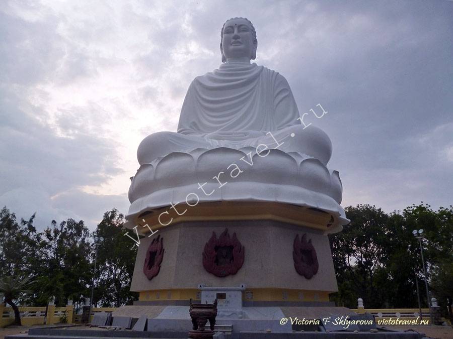 статуя Будды в Пагода Лоншон, НяЧанг, Вьетнам