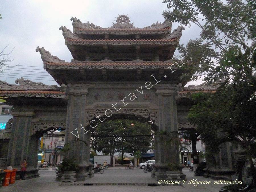 ворота в Пагода Лоншон, НяЧанг, Вьетнам