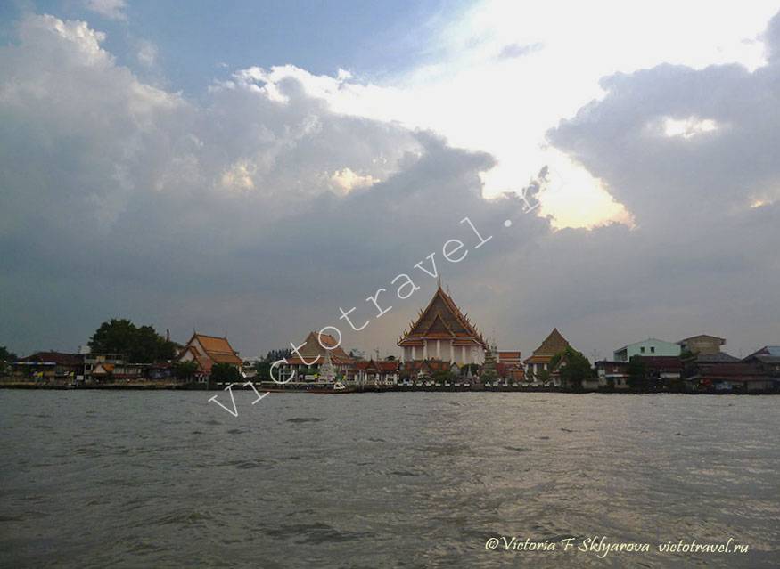 вид на храм и Большой Дворец со стороны реки Чаопрая, Бангкок, Тайланд