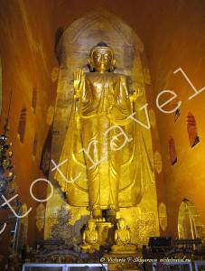 золотая статуя Будды в храме Ананда, Баган, Мьянма
