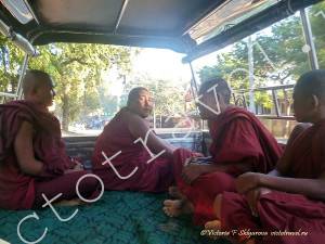 монахи в машине, Баган, Мьянма-Bagan3