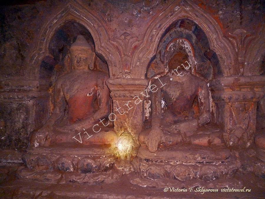 древние изображения будды в храме, Баган, Бирма
