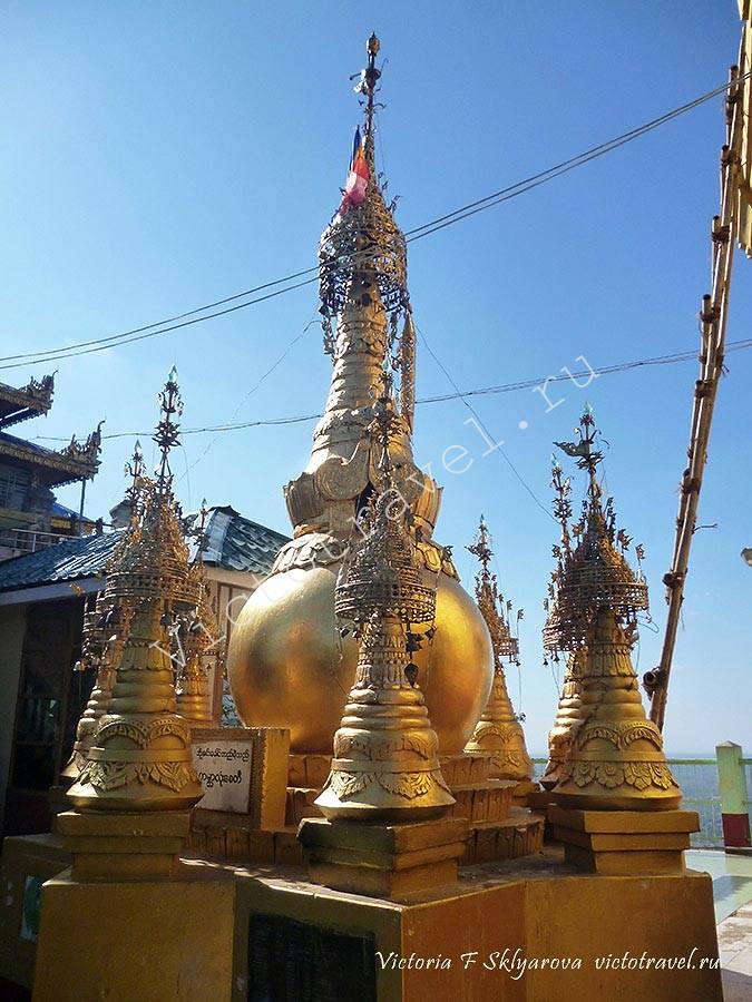 зонтики украшают золотые Пагоды, Поупа, МьянмаMt-Popa29
