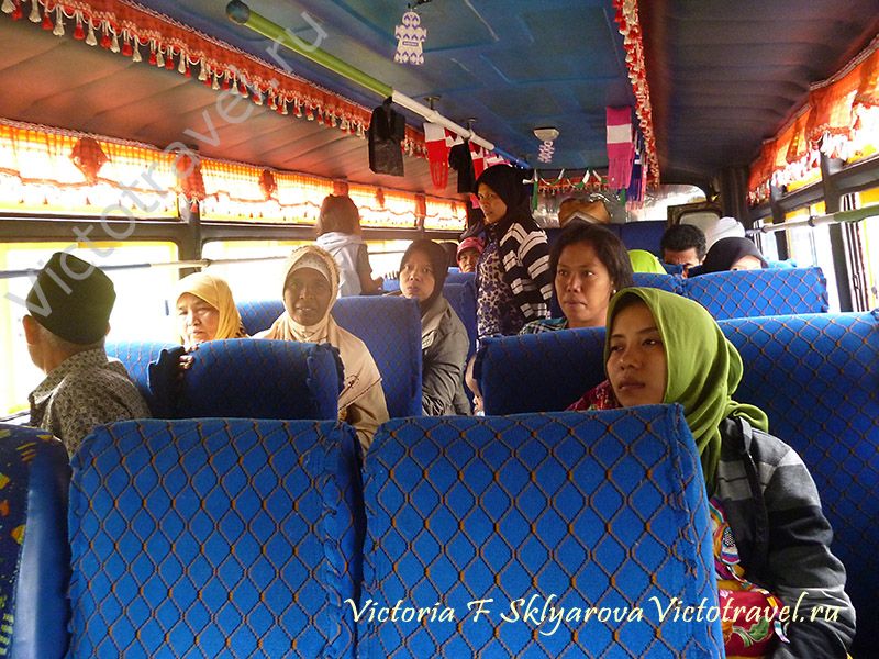 индонезийцы в местном автобусе с озера Манинджау, Суматра, путешествие в Индонезию, sumatra-maninjaui54