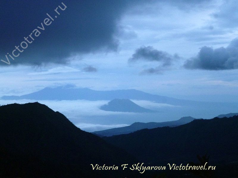 Встречаю рассвет, тучи, горы, темно, красиво, Бромо Тенггер Семеру, Индонезия