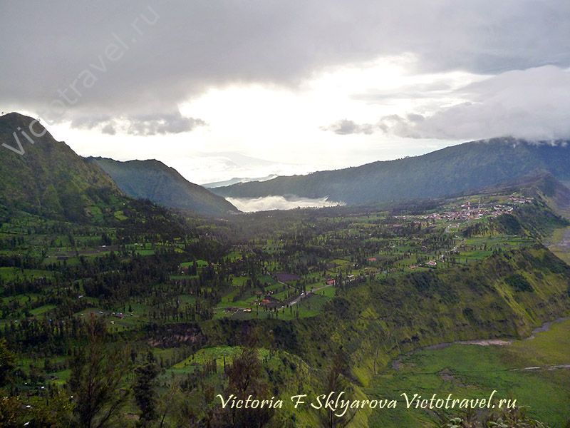 Вид с горы на поселок, природа, тучи, вулкан Бромо, остров Ява, Индонезия