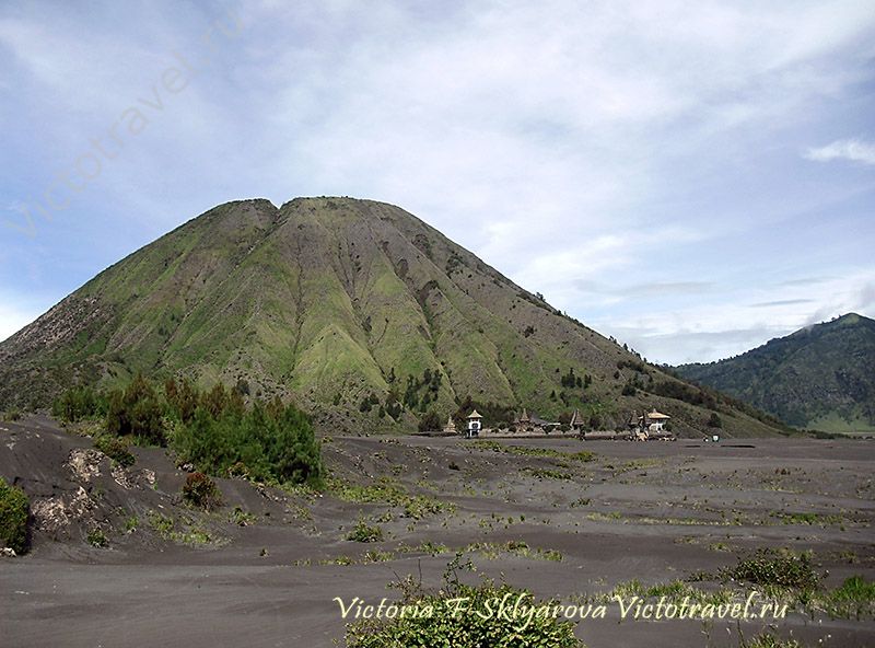 Гора Баток и храм у вулкана Бромо, остров Ява, путешествие по Индонезии