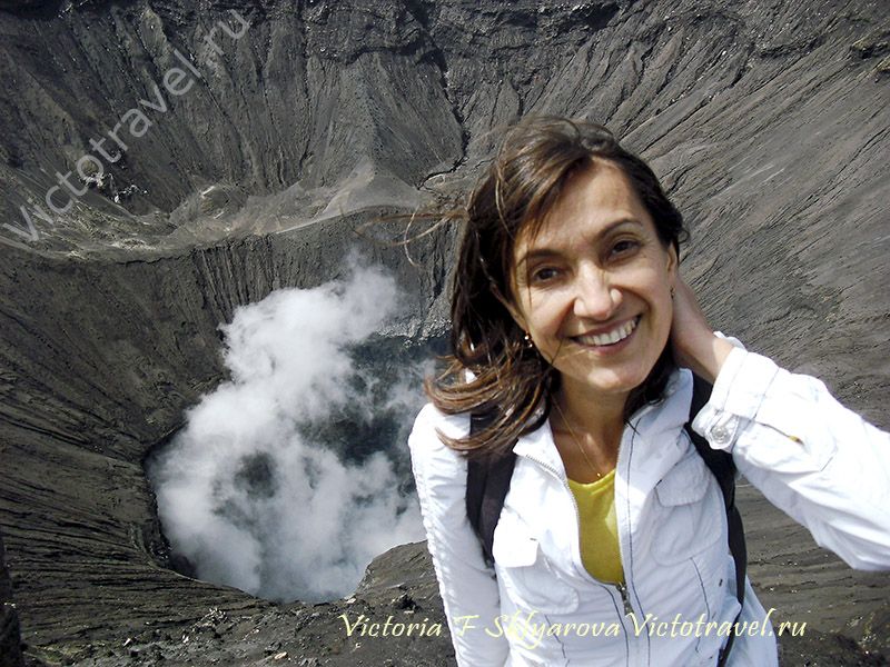 Виктория Склярова у кратера вулкана Бромо, самостоятельно по Индонезии