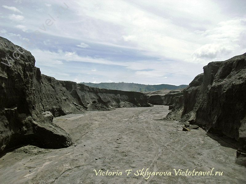 каньон из вулканического песка, вулкан Бромо, Ява, Индонезия