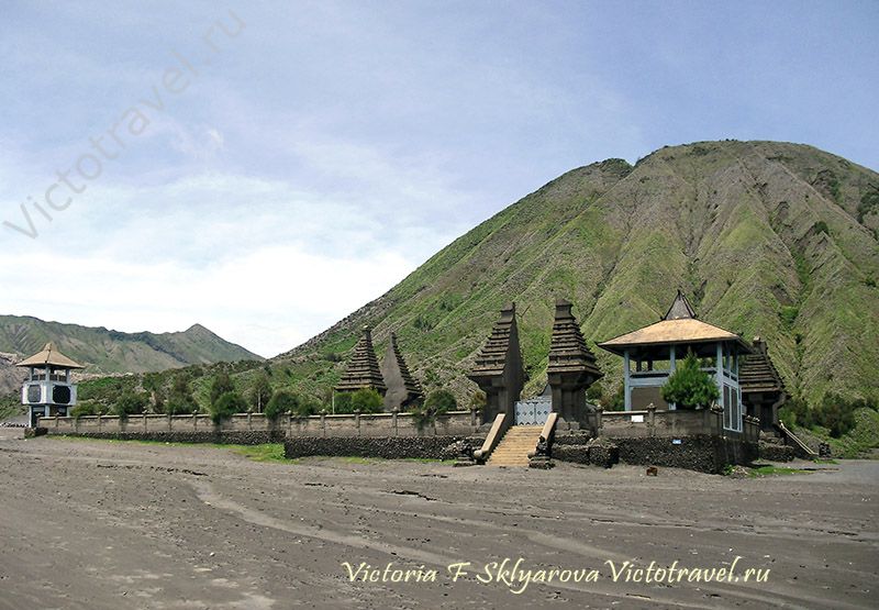Индуистский храм у вулкана Бромо, Индонезия