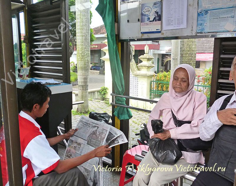 Автобусная остановка в Джокьякарте, Индонезия