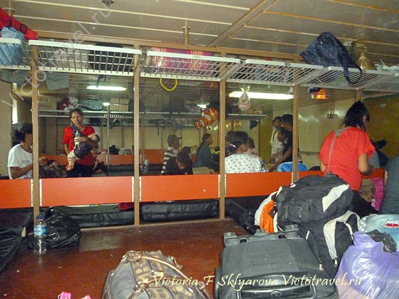 Салон эконом класса, путешествие на корабле по Индонезии.