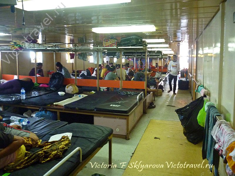 салон эконом класса на корабле, путешествие на остров Флорес, Индонезия