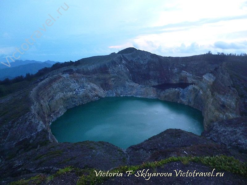 рассвет, над озером в кратере вулкана Келимуту, остров Флорес, Индонезия