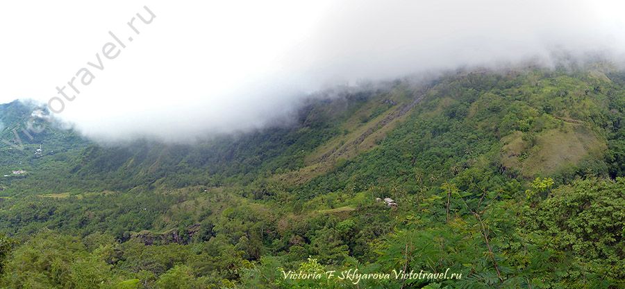Вид на долину у подножия вулкана Инери, остров Флорес, Индонезия