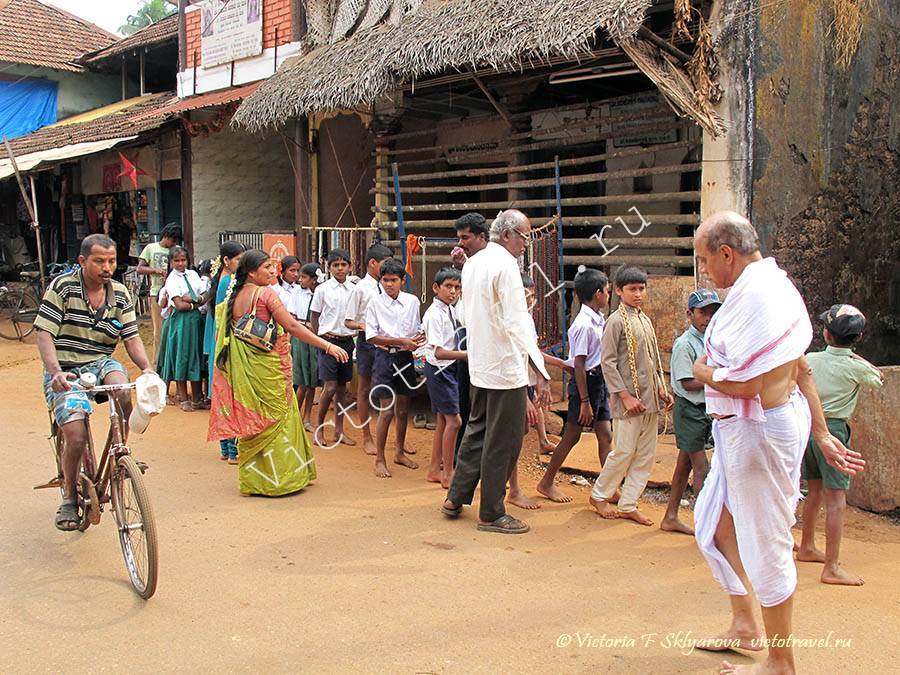 индийские школьники идут из храма