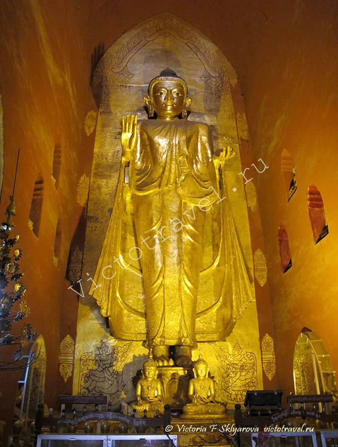 статуя Будды в храме Ананда, Баган, Мьянма