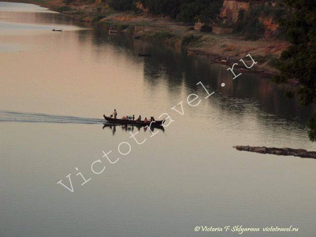 Закат, лодка, на река Иравади, Баган, Мьянма